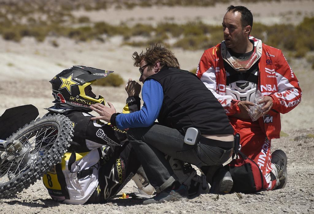 Husqvarna rider Ruben Faria of Portugal receives medical attention as KTM rider Gerard Farres Guell (R) of Spain approaches him after a fall during the sixth stage in the Dakar Rally 2016 near Uyuni, Bolivia, January 8, 2016. REUTERS/Frank Fife/Pool